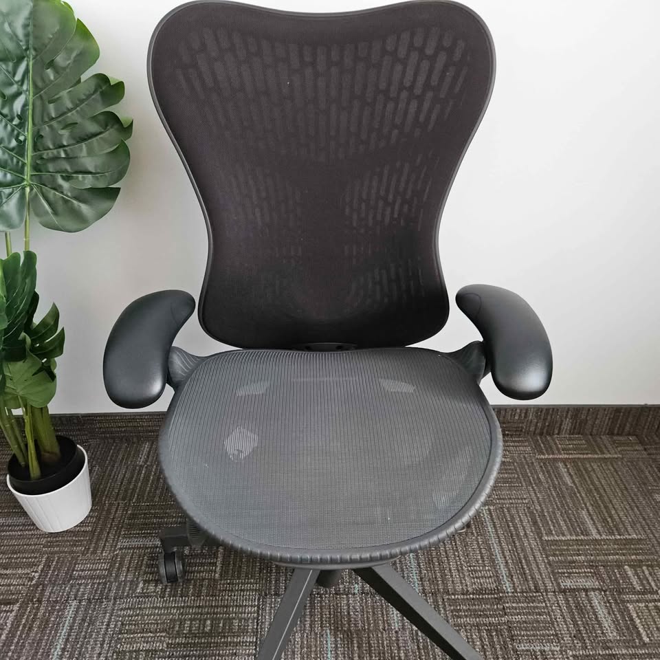 Herman Miller Mirra 2 (fully loaded)