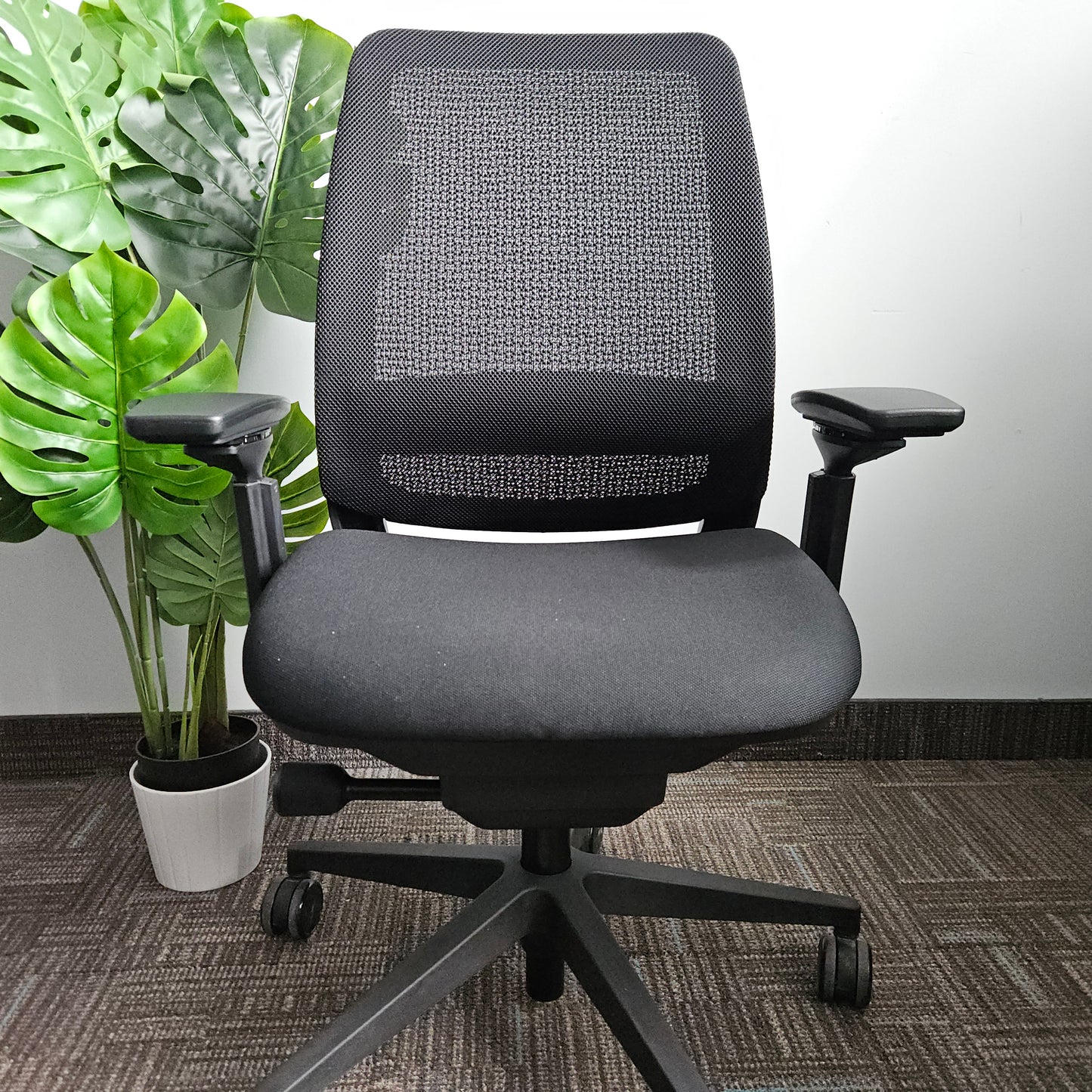 Brand new Steelcase Amia Air 2025
