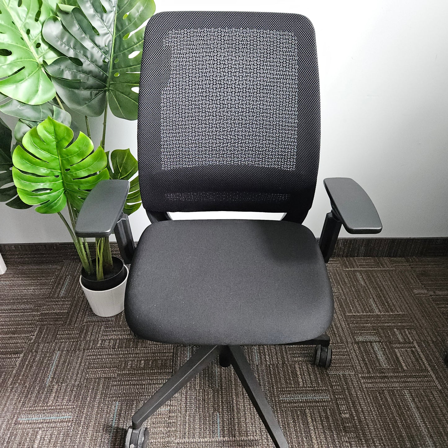 Brand new Steelcase Amia Air 2025